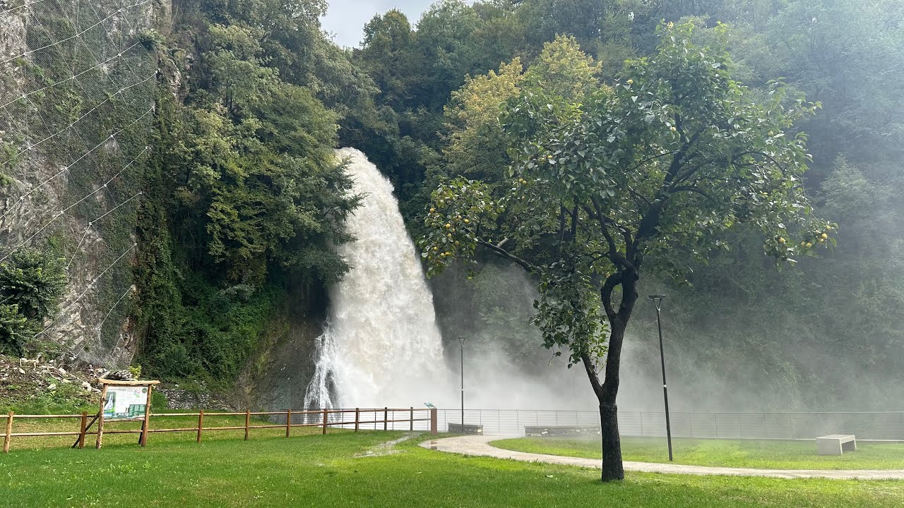 Asso - L'impressionante potenza della cascata Vallategna dopo le forti piogge delle ultime ore