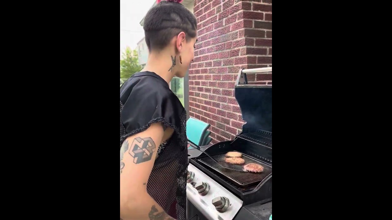 LITERALLY SERVING US with dinner and a show 🍽️