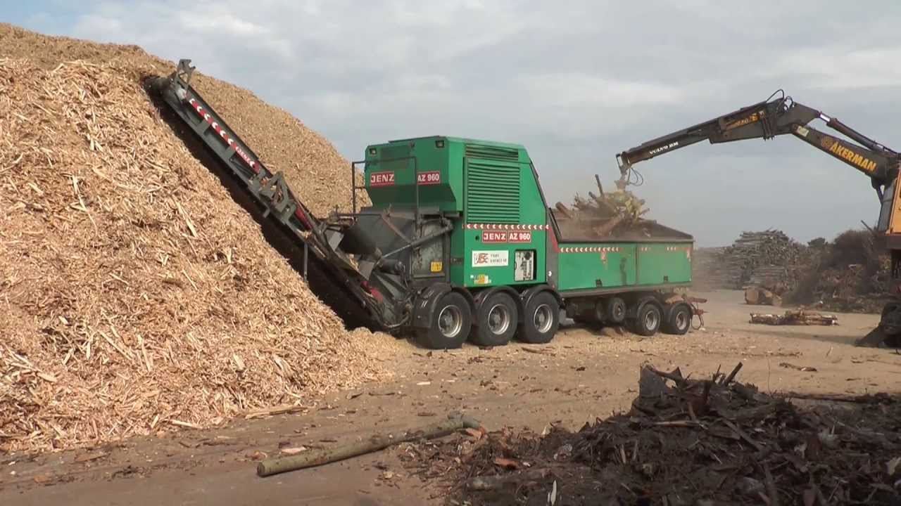 New Holland and heavy wood chipper JENZ large logs chipped to pieces 2013