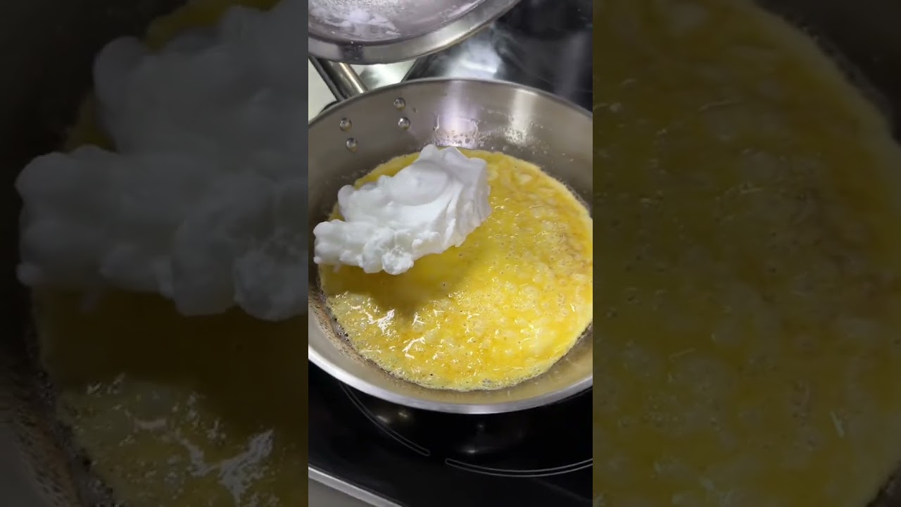 🌥️ WEIGHTLESS OMELETTE POULARD🌥️ ✅ 3 eggs ✅ 60 grams of milk ✅ Salt to taste