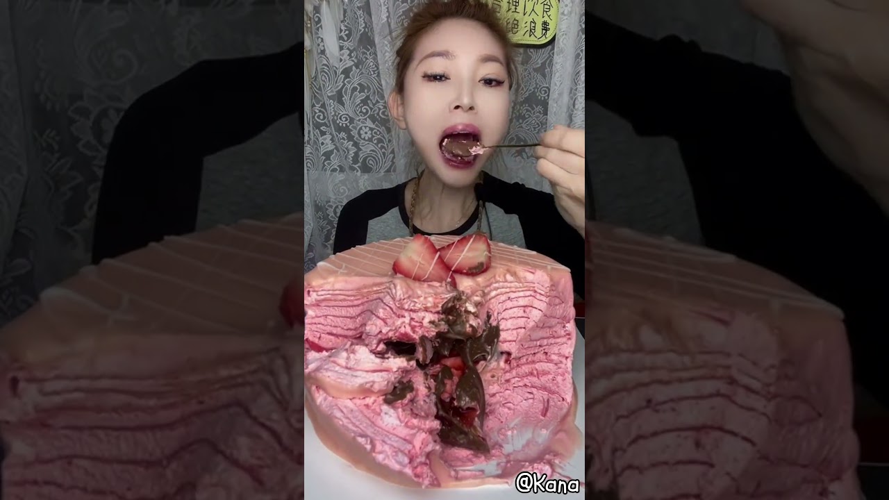 🍓Strawberry Cream Cake Filled with Rich Chocolate Sauce | Food ASMR