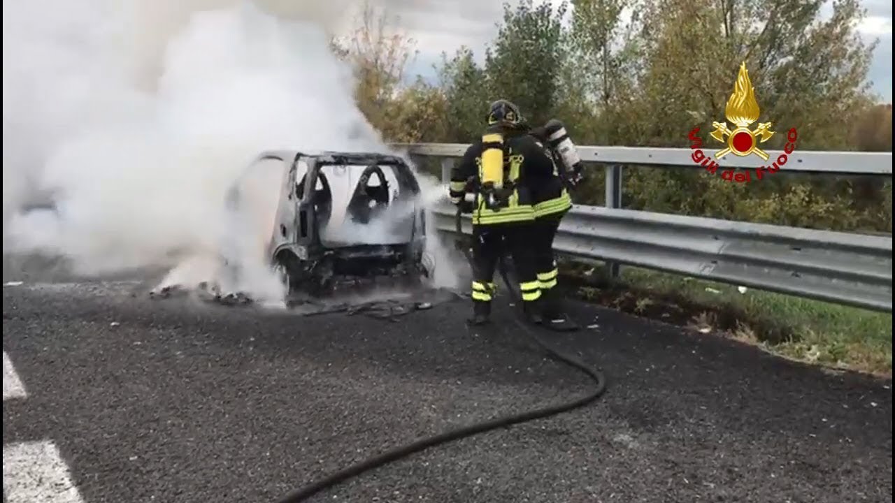 Auto in fiamme il A14 all’uscita di Rimini Nord completamente distrutta