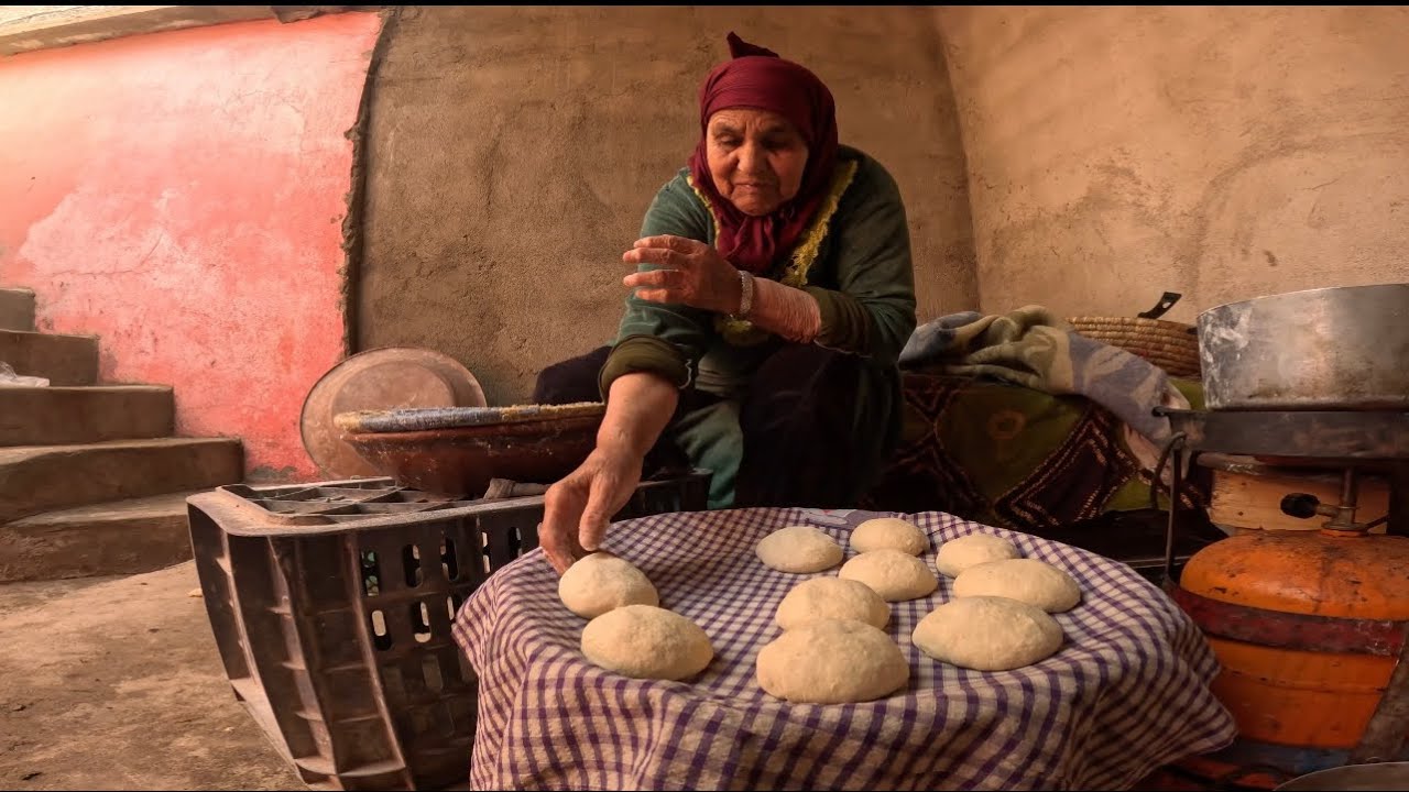 حياة البادية، استيقظ كل صباح واجلس امام جدتي👵 وهيا تطبخ خبزها 🥯الشهي ثم اذهب للحقل،😍❤️