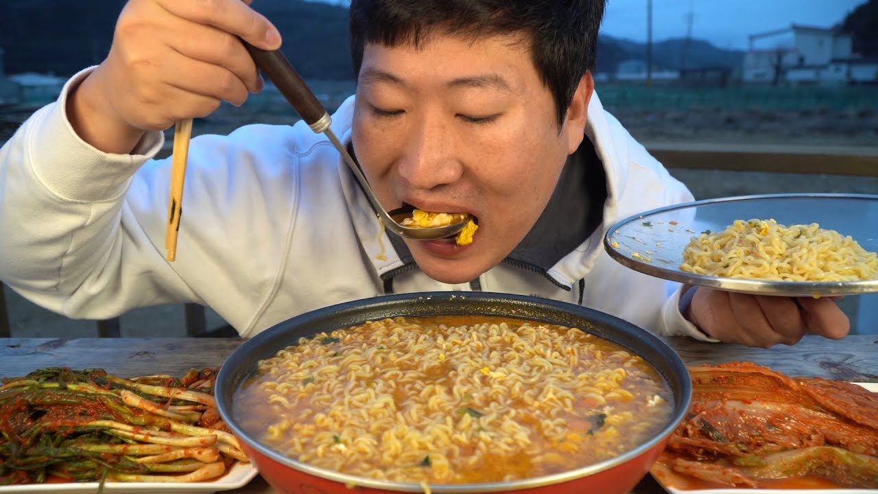 라면 5개가 순식간에 사라지는 삼양라면 5봉 & 계란3개 (Samyang instant spicy noodles) 요리&먹방!! - Mukbang eating show