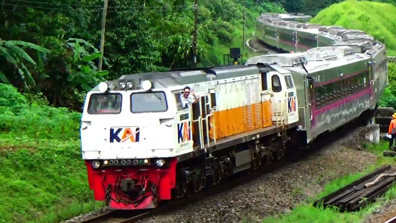 Spot hunting kereta api tumiyang keren bgt masinisya sampai keluar kabin👍