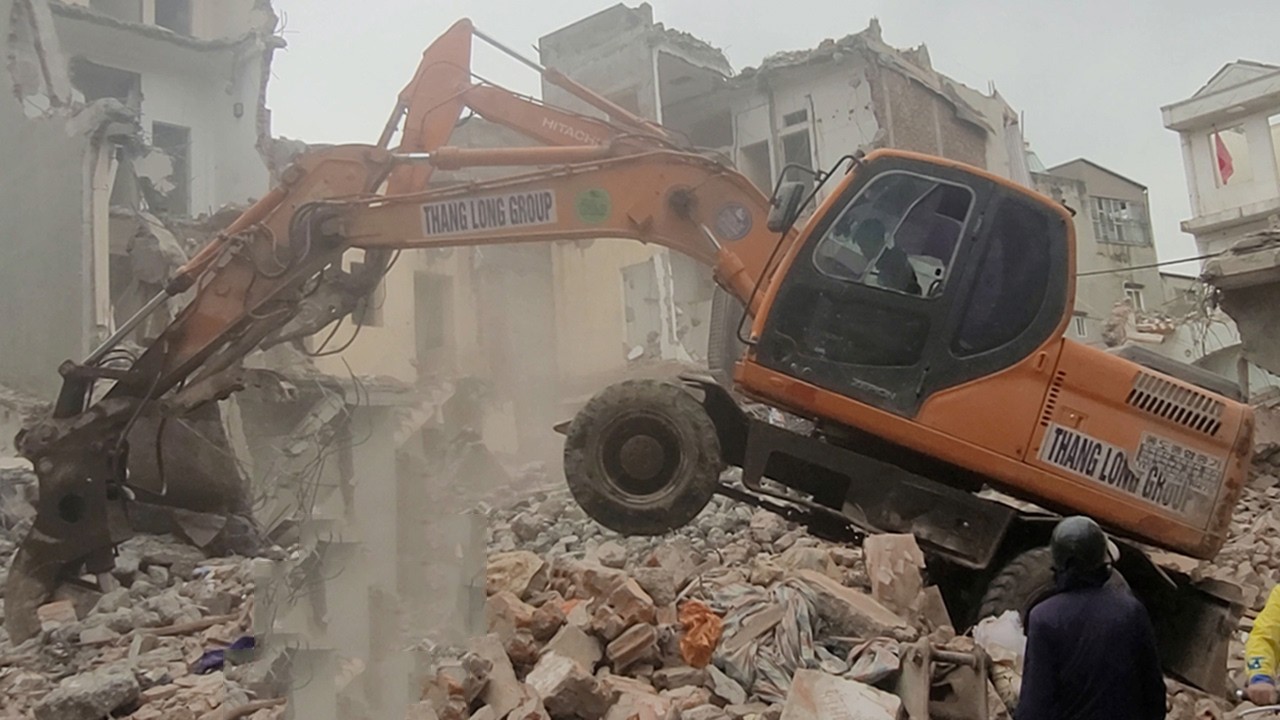 Insane Skills! Wheeled Excavator Conquers Obstacles to Reach Demolition Site