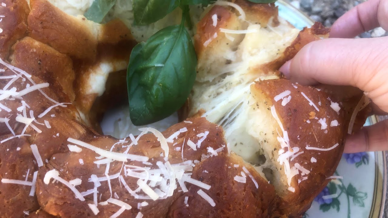 EASY CHEESY GARLIC MONKEY BREAD