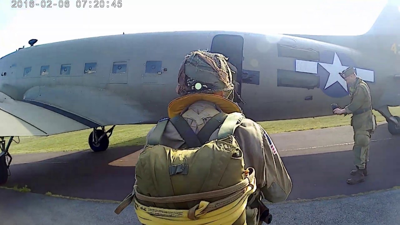 RECONSTITUTION DU DEBARQUEMENT EN NORMANDIE - D-DAY 06/06/1944 - SAUT EN PARACHUTE MILITAIRE