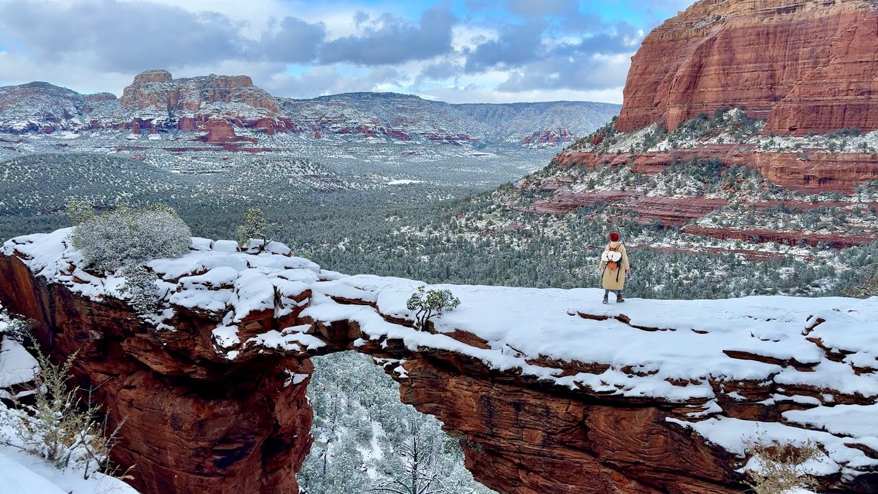 新年贺岁片｜2024年的第一场雪 我徒步在人间仙境中｜美国最美小镇Sedona 最著名景点Devil’s Bridge拍照不用排队你信吗！