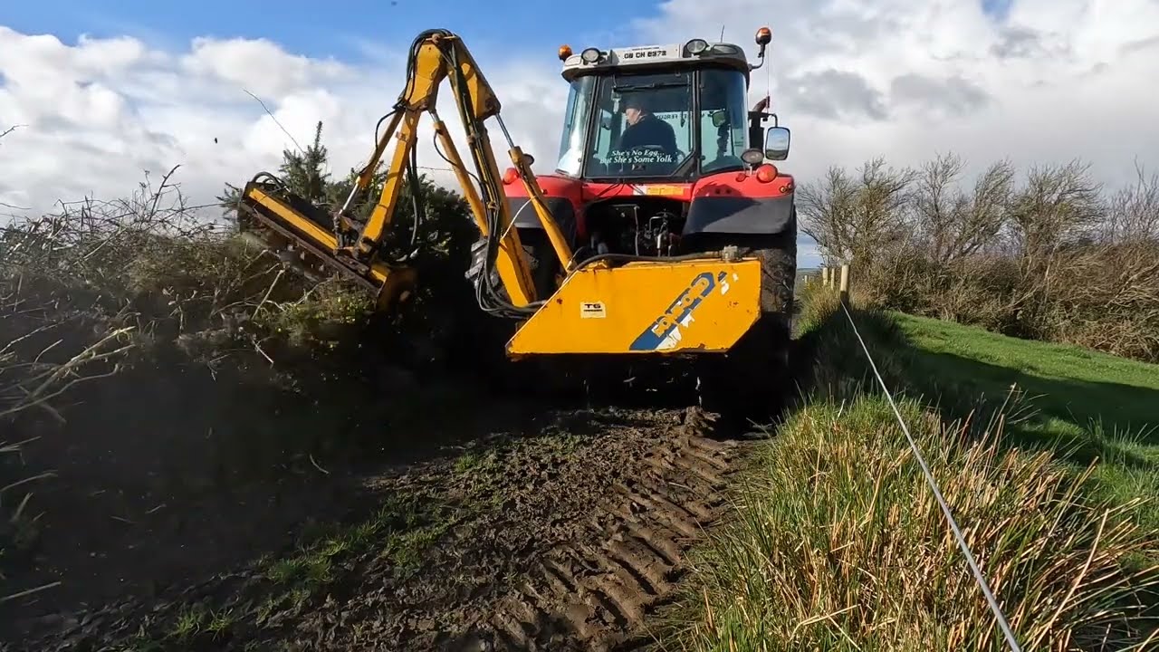 FIRST SPREADER ARRIVES & FINALLY GET FINISHING THE HEDGE CUTTING