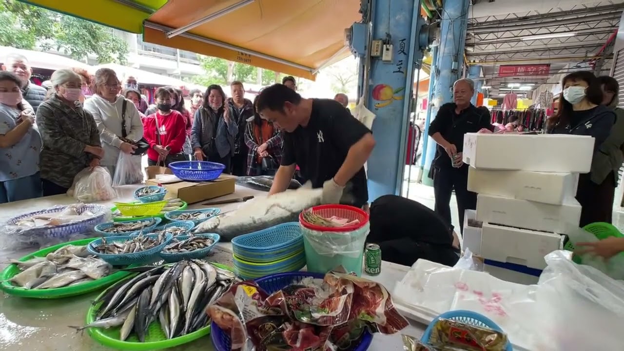 海怪級海虱目魚客人很愛 包起來了 #中彰海王子 #第五市場 #海鮮叫賣 #海鮮拍賣