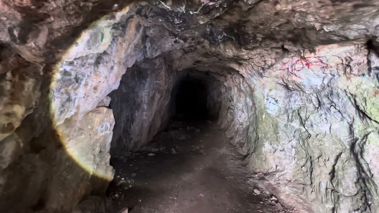 Exploraci&oacute;n con detector de metales en mina abandonadaen el cerro de la silla N.L.