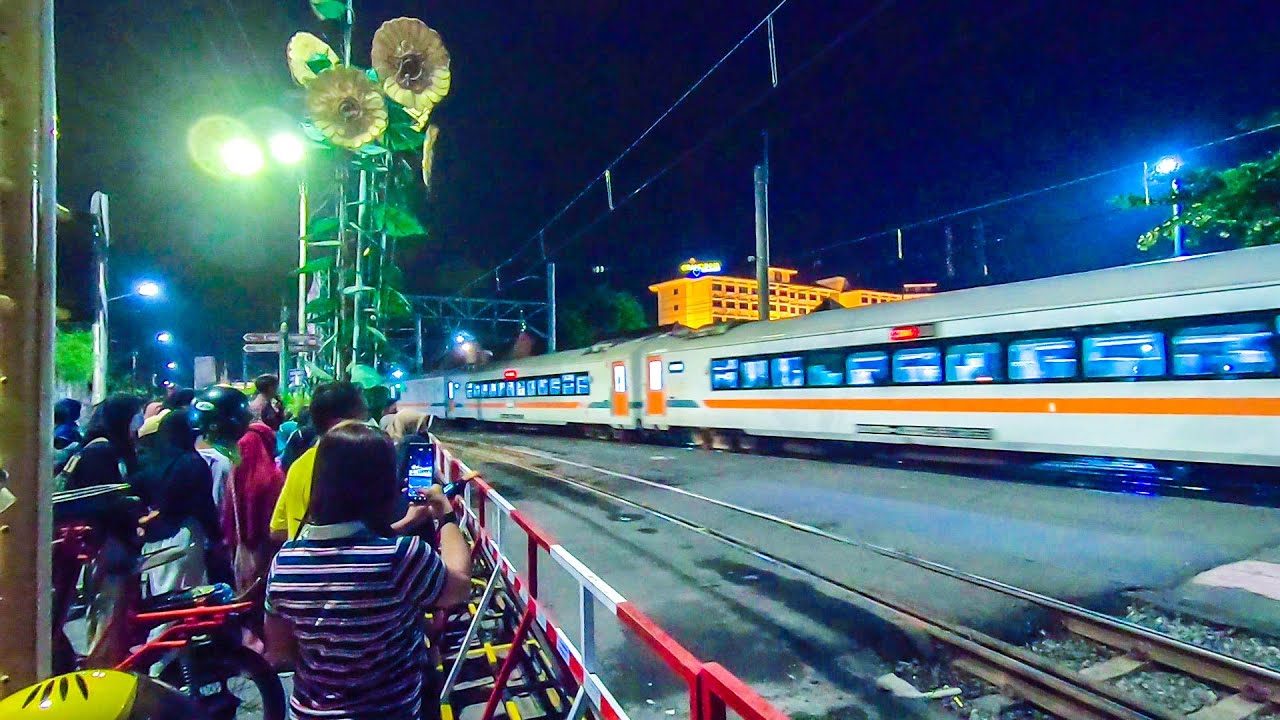 Nonton Kereta Api Yang Nggak Ada Di Jakarta Di Perlintasan Unik Malioboro DIY, JPL Ramai Wisatawan