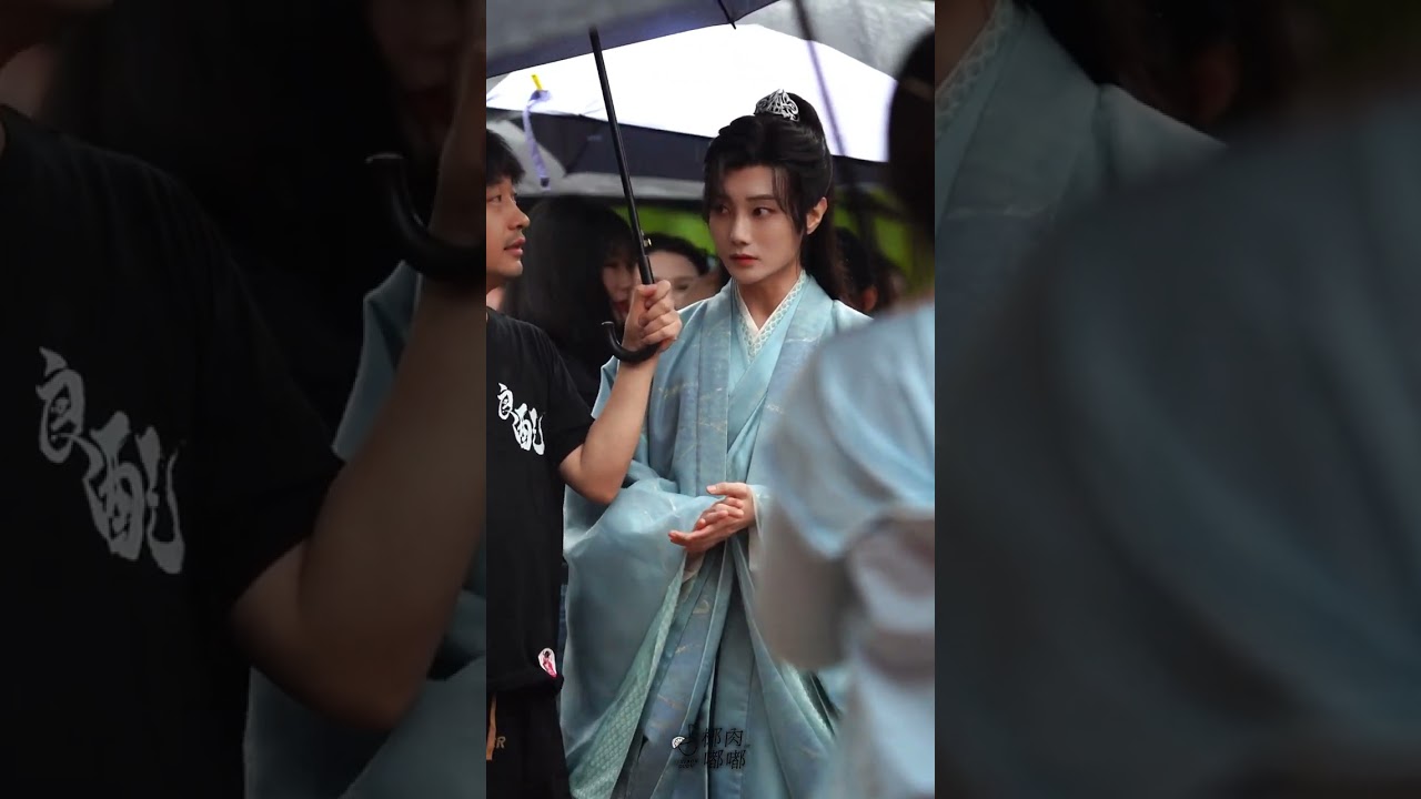 一簫一劍，鴻鵠凌雲，雲緞綢衣，一袖輕揚，朗月清風