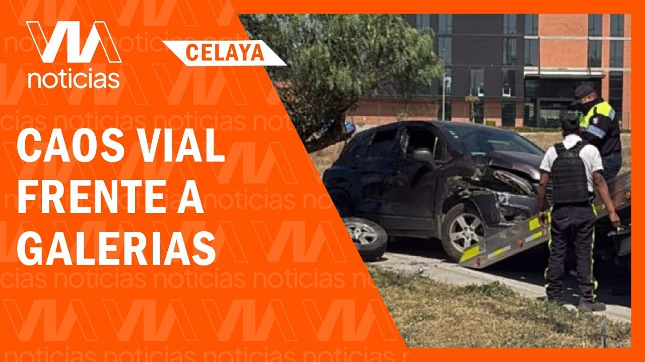 Aparatoso choque frente a Galerías Celaya genera caos vial