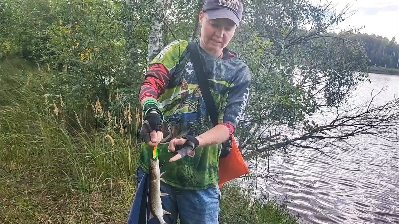 Ловим с Маринкой щуку в лесу на блесну.