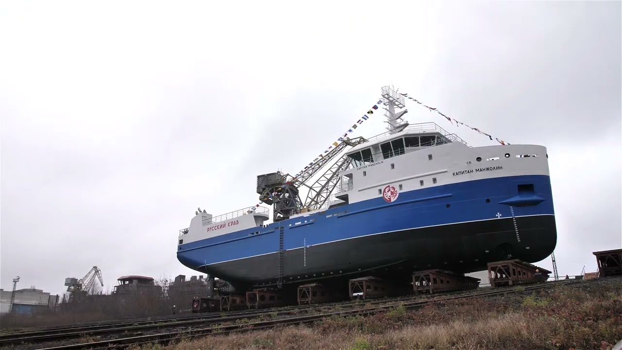 Ролик о церемонии спуска на воду краболова 