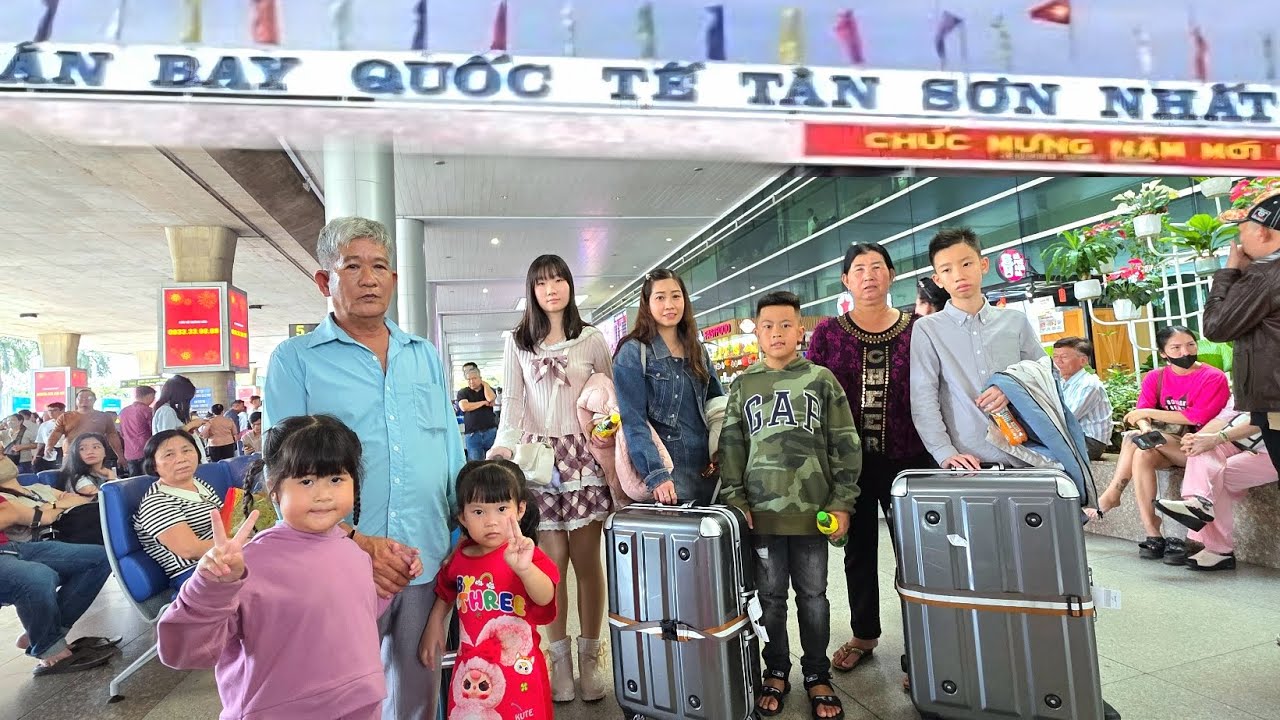 Vui Mừng Ra Sân Bay Chào Đón Cả Gia Đình Chị 2 Về Việt Nam Để Ăn Tết.NHMT