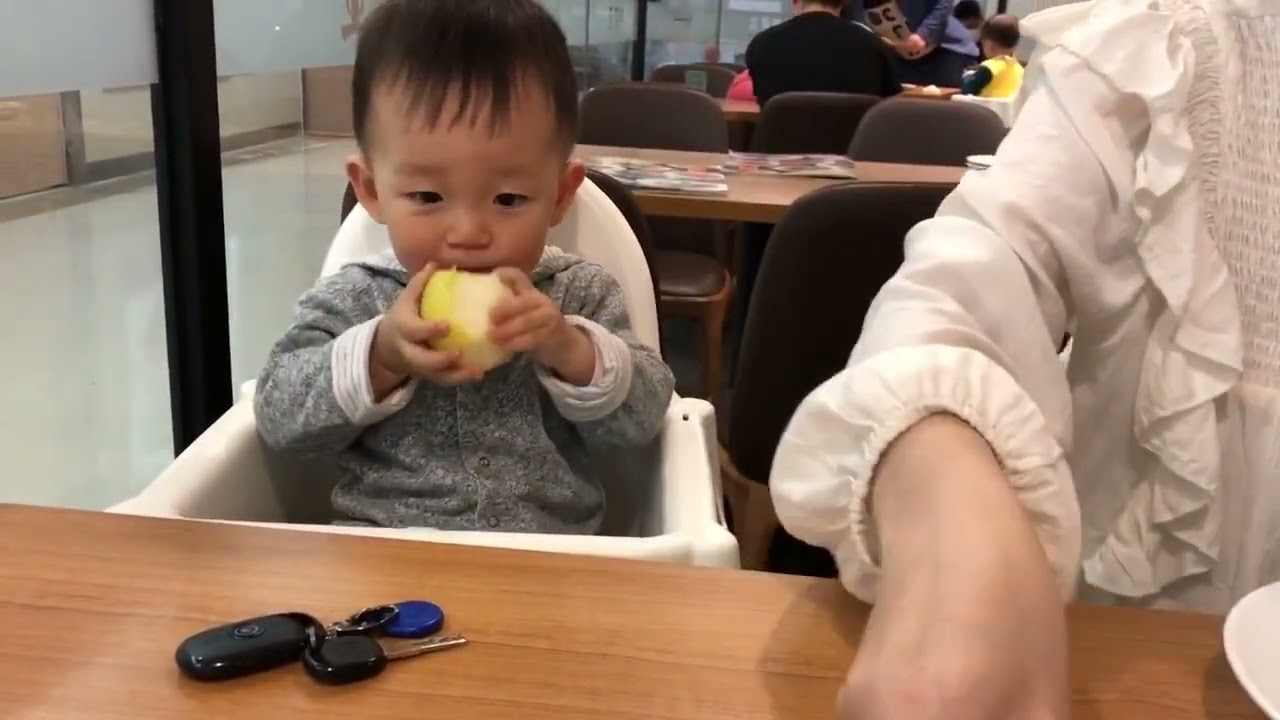 深圳疫情解封后，带媳妇宝宝逛商场，两口子吃吃肉，宝宝只能啃梨