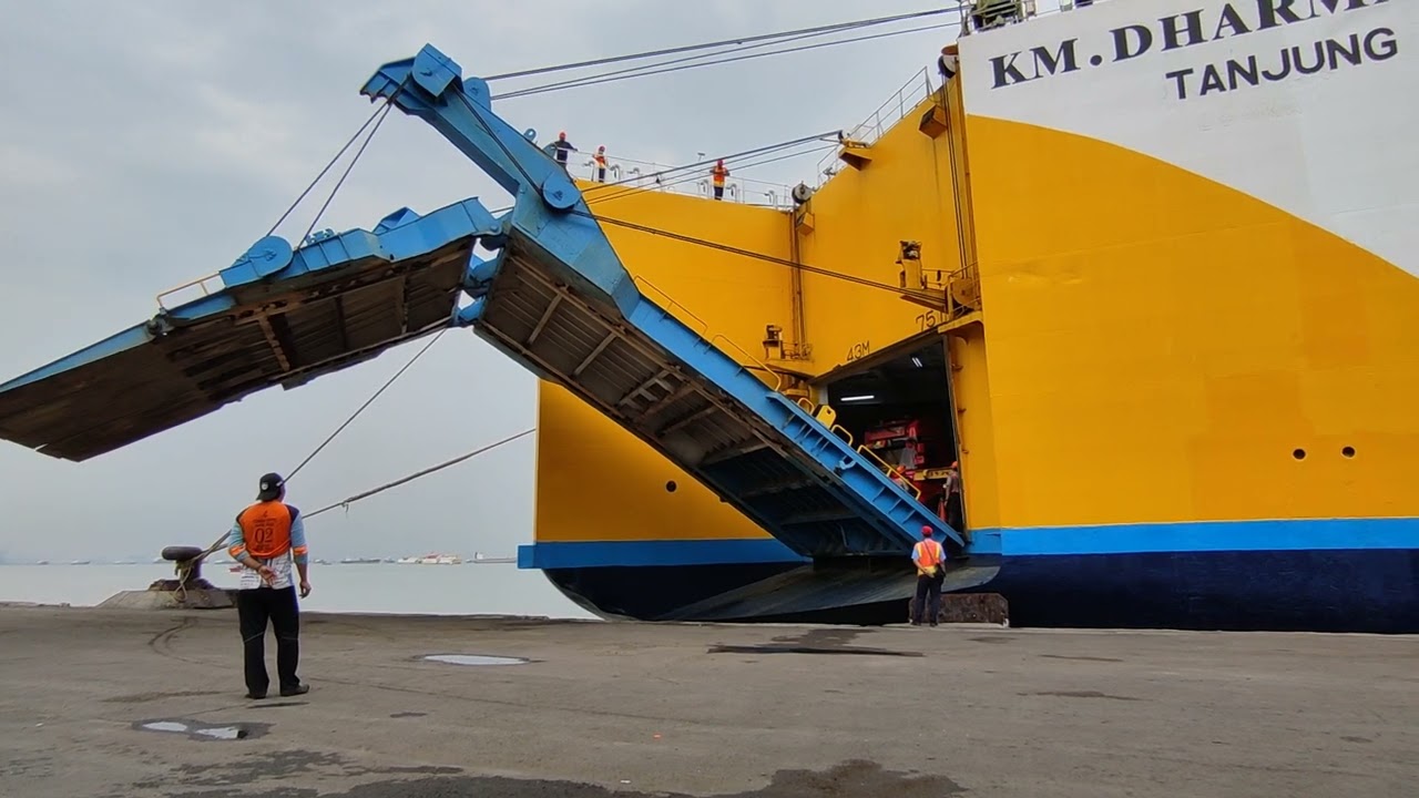 Pintu Kapal Laut Terbuka di Pelabuhan Tanjung Perak - KM. DHARMA FERRY VII
