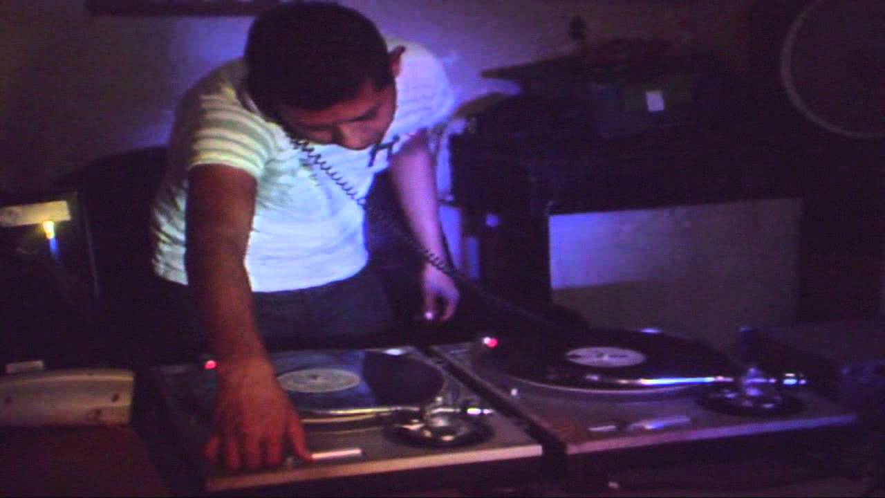 Dj max mezclando con tornas technics 1200 y mixer urei