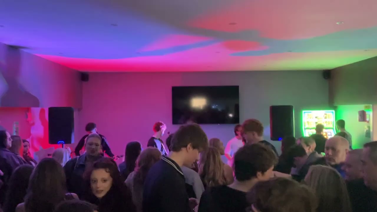 Step Out live at 6 pockets