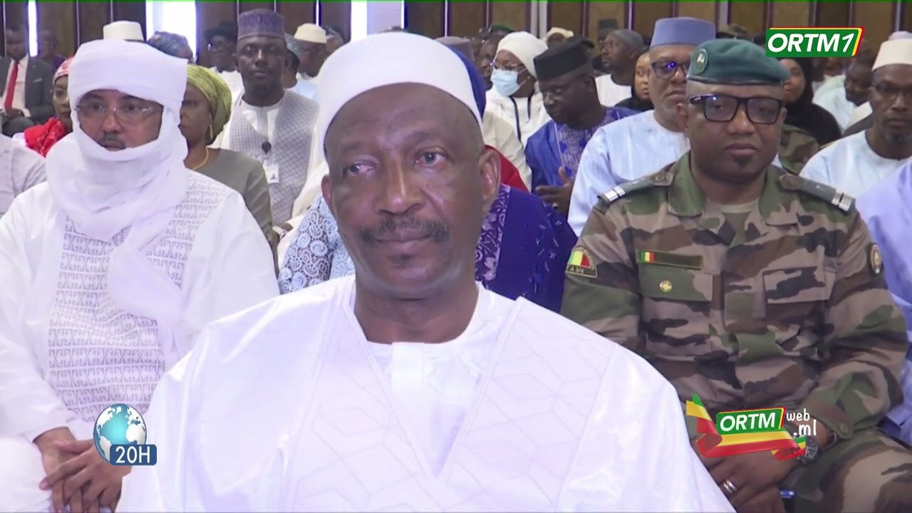 présentation des vœux du personnel de la présidence au Président de la Transition,  Assimi GOITA.