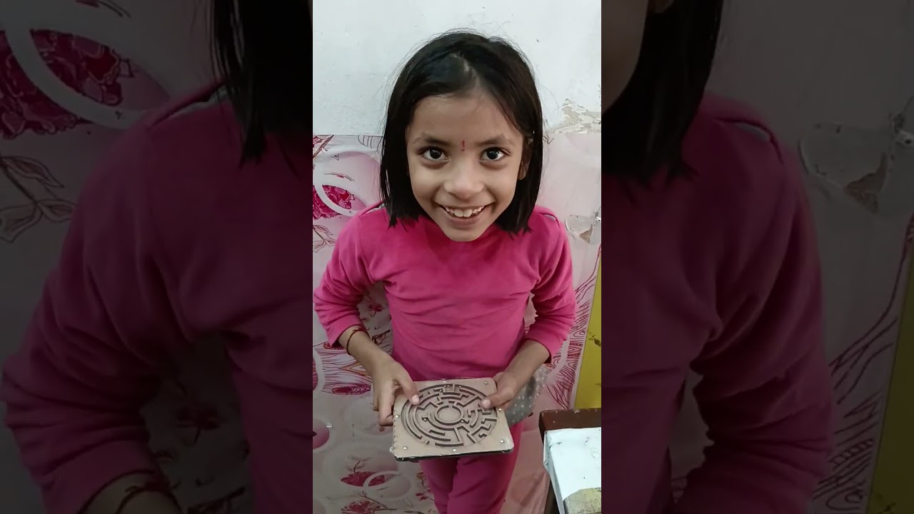 Game khelte time full fokas game pr inam jeetne knliye teyar 4 child's 