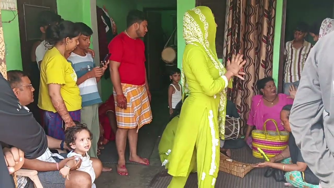 गांव का देहाती डांस डांस में तोड़ दिया डीजे