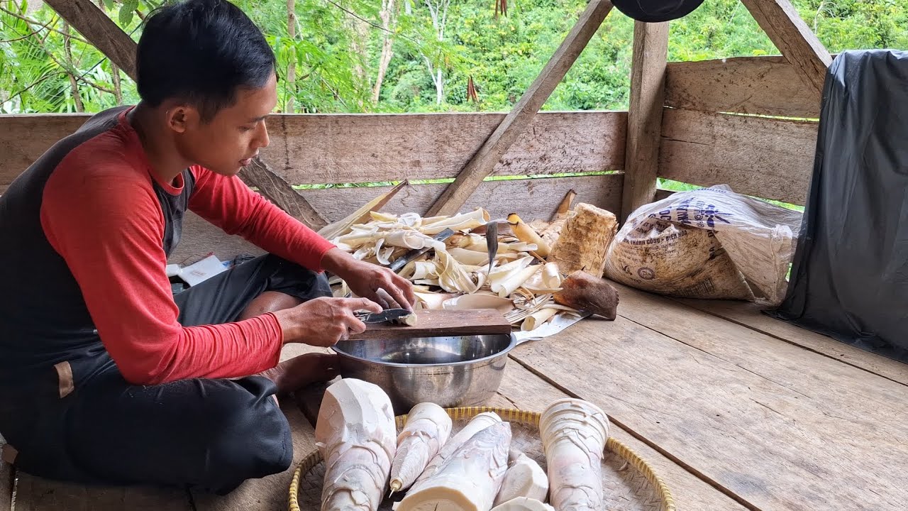 Pagi Hari Diguyur Hujan, Iris Dan Rebus Rebung, Untuk Menu Makan Musim Hujan
