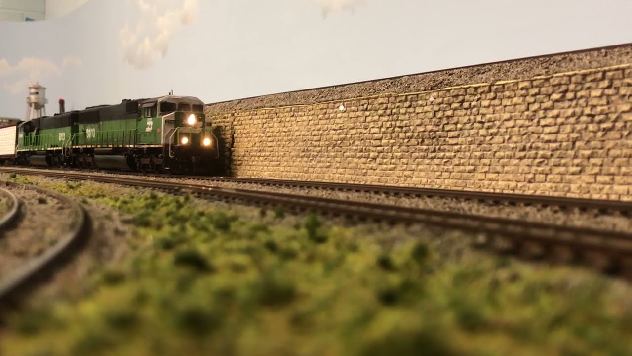 HO Scale Railfanning - BNSF Triclops SD60M Leading Short Manifest Train H-KCKEMP1