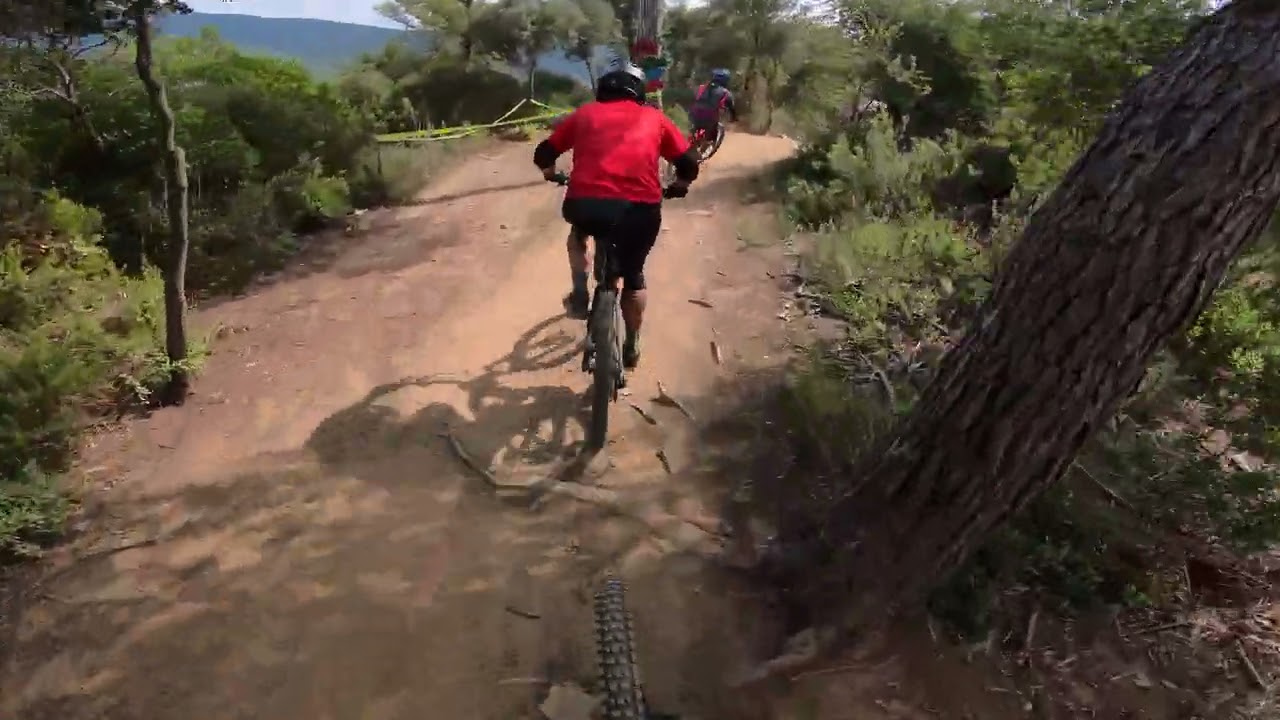 Corriol Fox seguint a Javi - La Sorrera Bike Park
