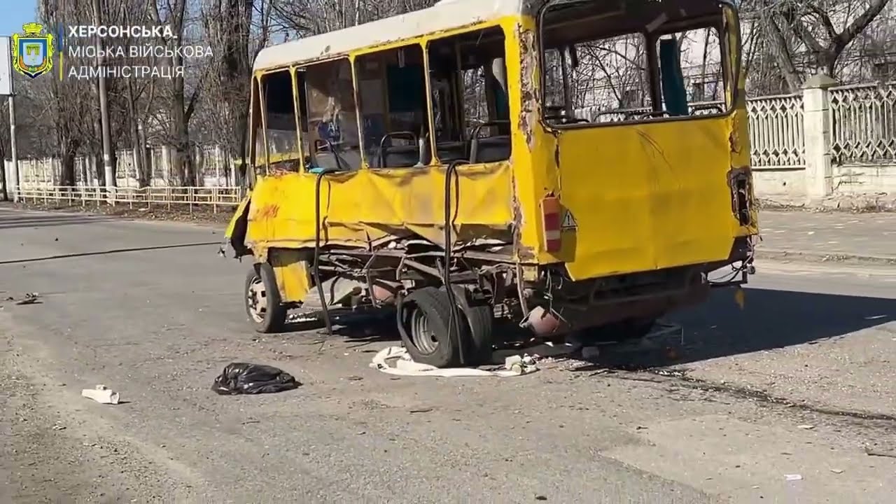 російські терористи спрямували безпілотник на автобус з цивільними людьми у Херсоні
