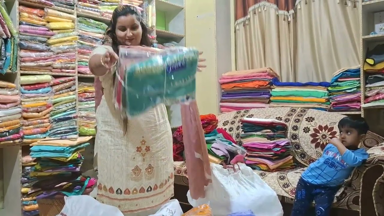 रंग बिरंगे होली के त्योहार जैसे ही रंग बिरंगे सूट आ चुके हैं