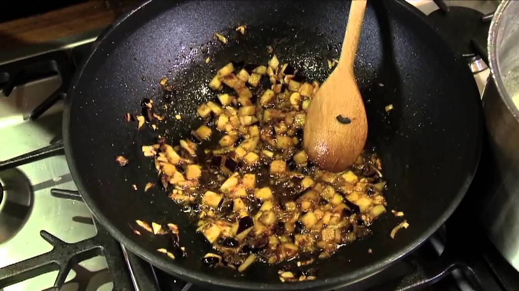 Pasta med sauce af aubergine og ansjoser
