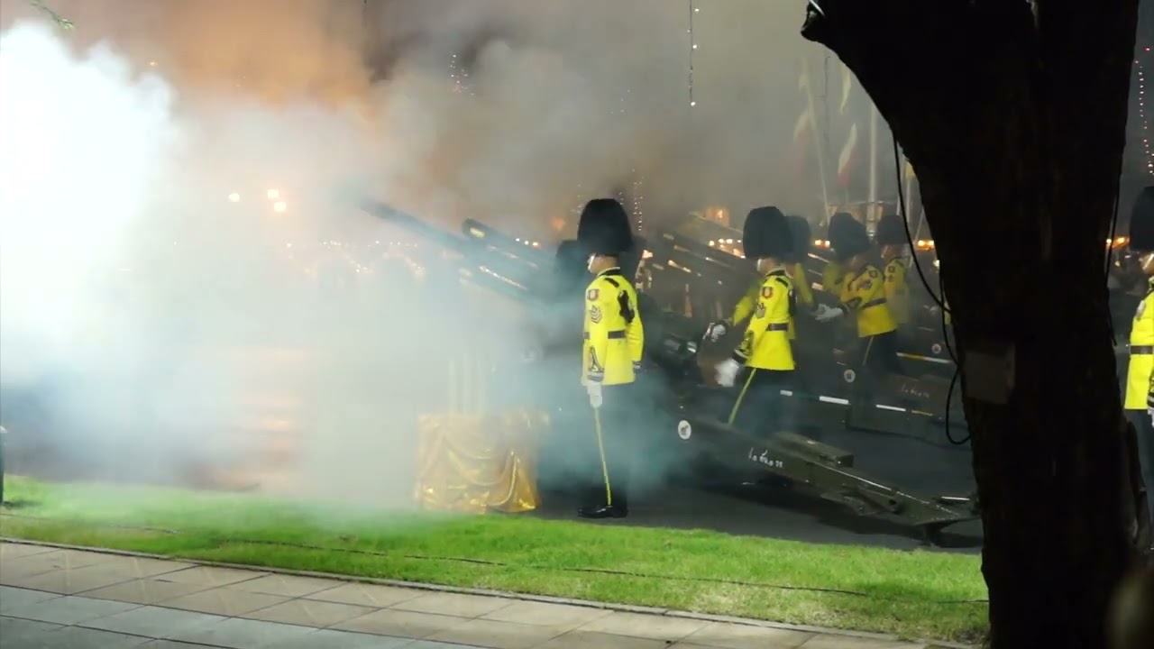 สวนสนาม ยิงสลุตหลวง พร้อมเสียงถวายสัตย์ปฎิญาณตน ภาพเก่าเล่าใหม่