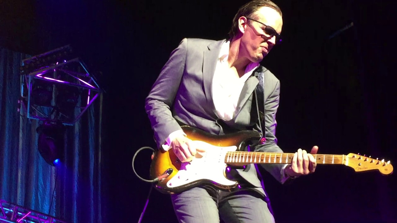 Joe Bonamassa - Love Ain't a Love Song 11/25/2016 DPAC Durham NC