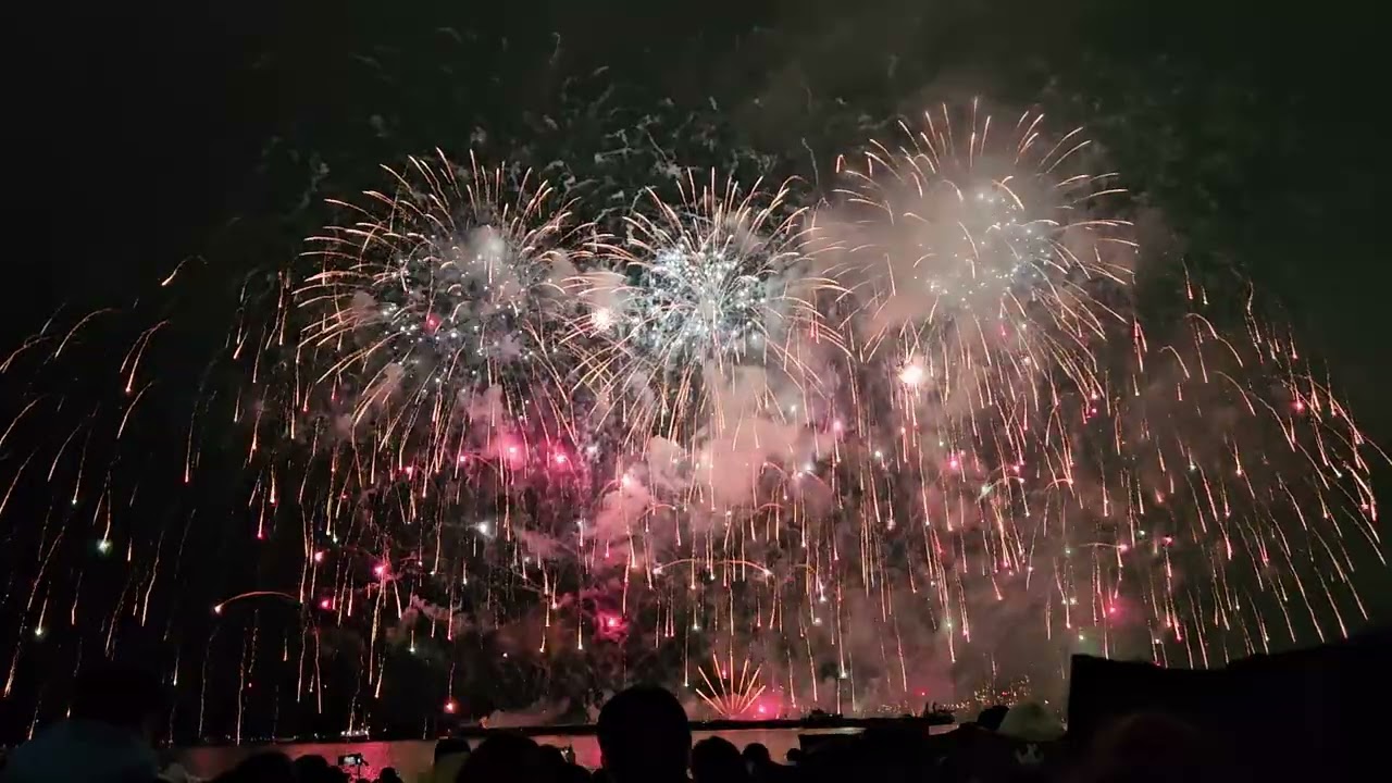 Korea&rsquo;s Night Sky Explodes 🇰🇷 | Pohang Yeongil Bay Fireworks Festiva 2