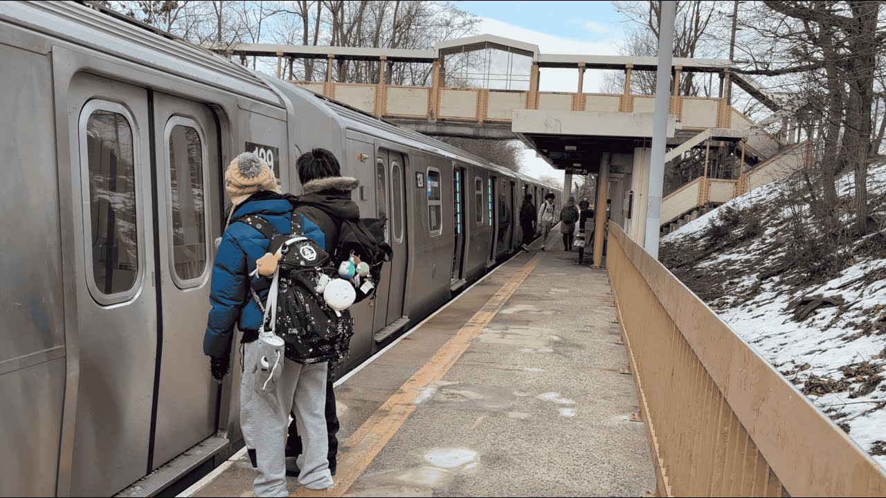 R211S using the rear door cutout function at the Oakwood Heights Station (MTA Staten Island Railway)