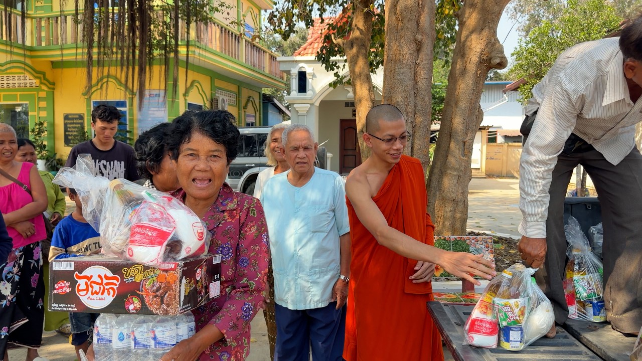 ចែកអំណោយជូនដល់បងប្អូនភៀសសឹកចំនួន២២គ្រួសារនៅវត្តត្រាង ជាអំណោយសប្បុរសជនរស់នៅសហរដ្ឋអាមេរិក