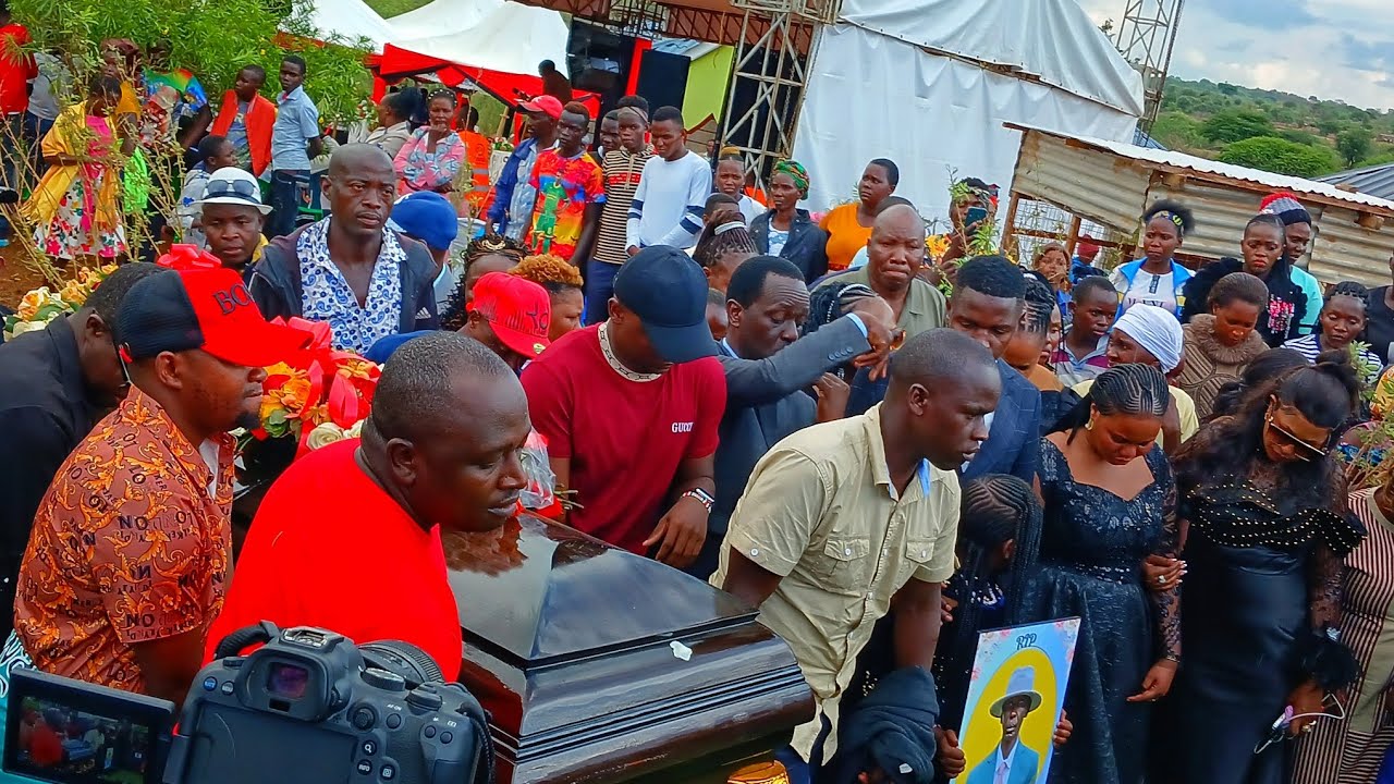 Very emotional 😭😭. Fortune mwikali CRIES uncontrollably as she lays dad to rest😭😭