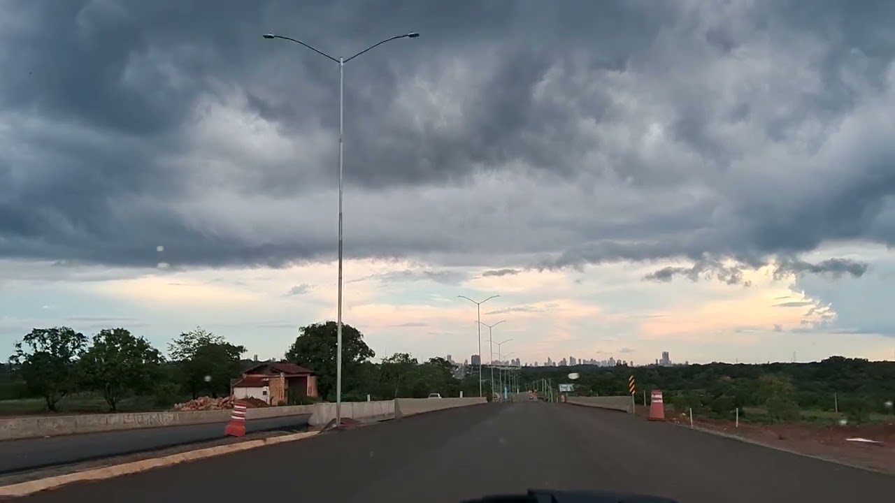 Previsão de temporal na capital Cuiabá, nuvens escuras começam cobrir a cidade, Mato Grosso alerta.