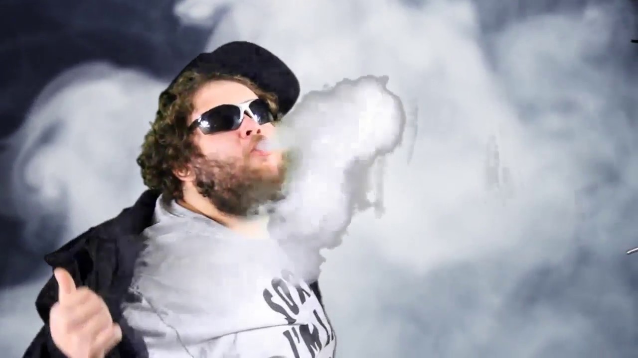 KIT HARRINGTON RIPS SOME PHAT CLOUDS!!!
