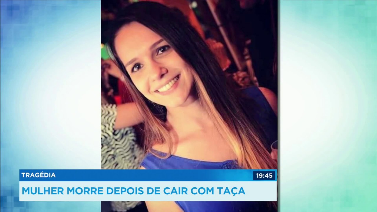 Tragédia: mulher cai segurando taça de vidro e morre