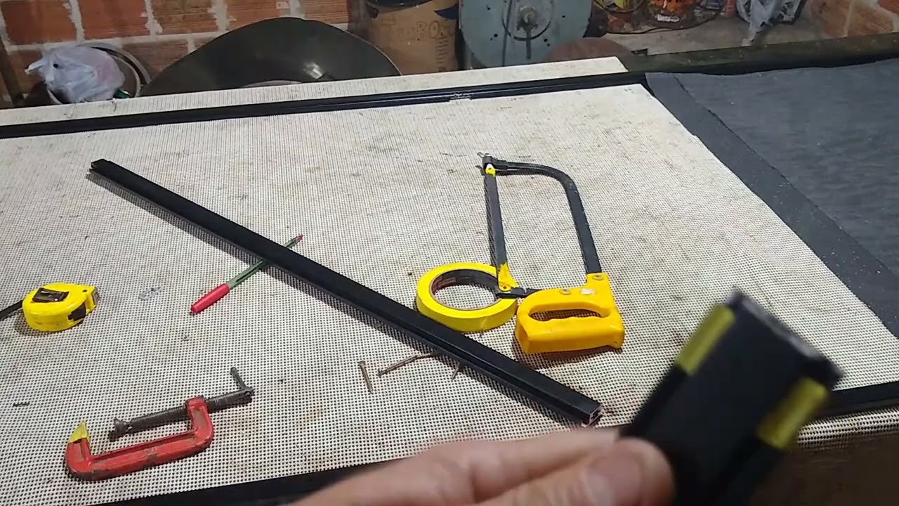 Montando a travessa da porta mosquiteira.