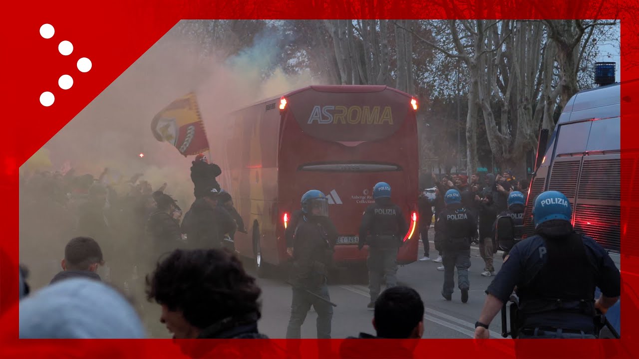 Lazio-Roma di Coppa Italia, arrivo bus dei giallorossi e forze dell'ordine allo stadio Olimpico