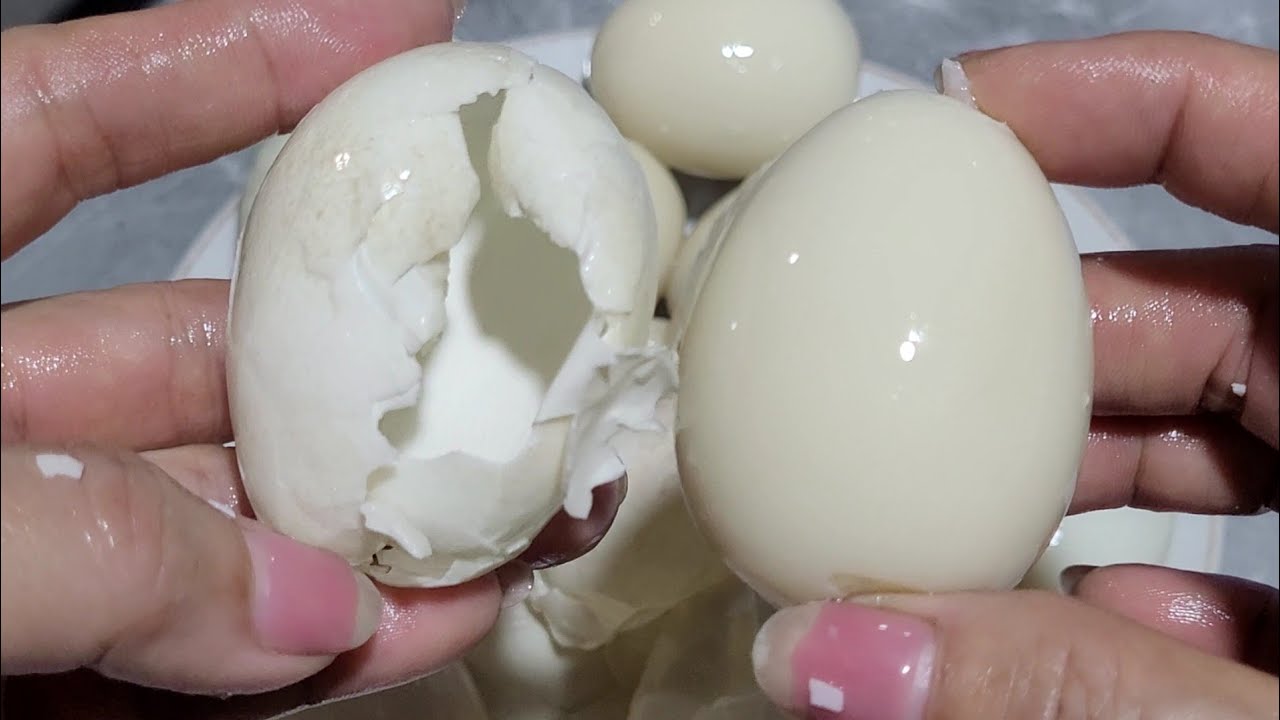 Trứng vịt tự chui ra tróc lóc , cách luộc trứng dễ lột vỏ