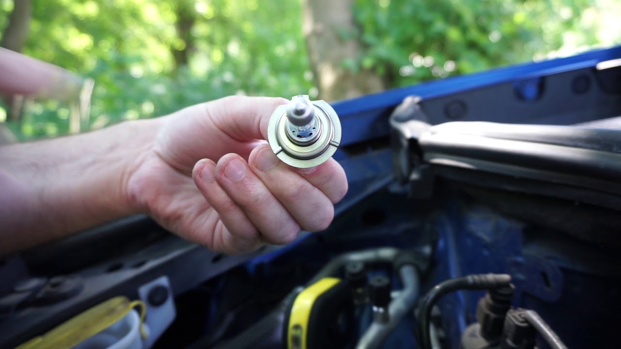 Заменить галогенную лампу в автомобиле Renault Clio 3