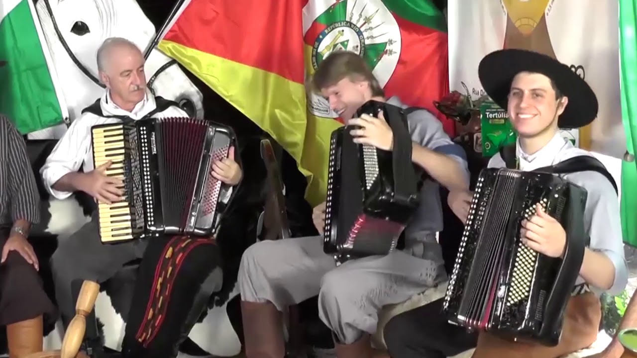 Bailinho na capela Os Serranos