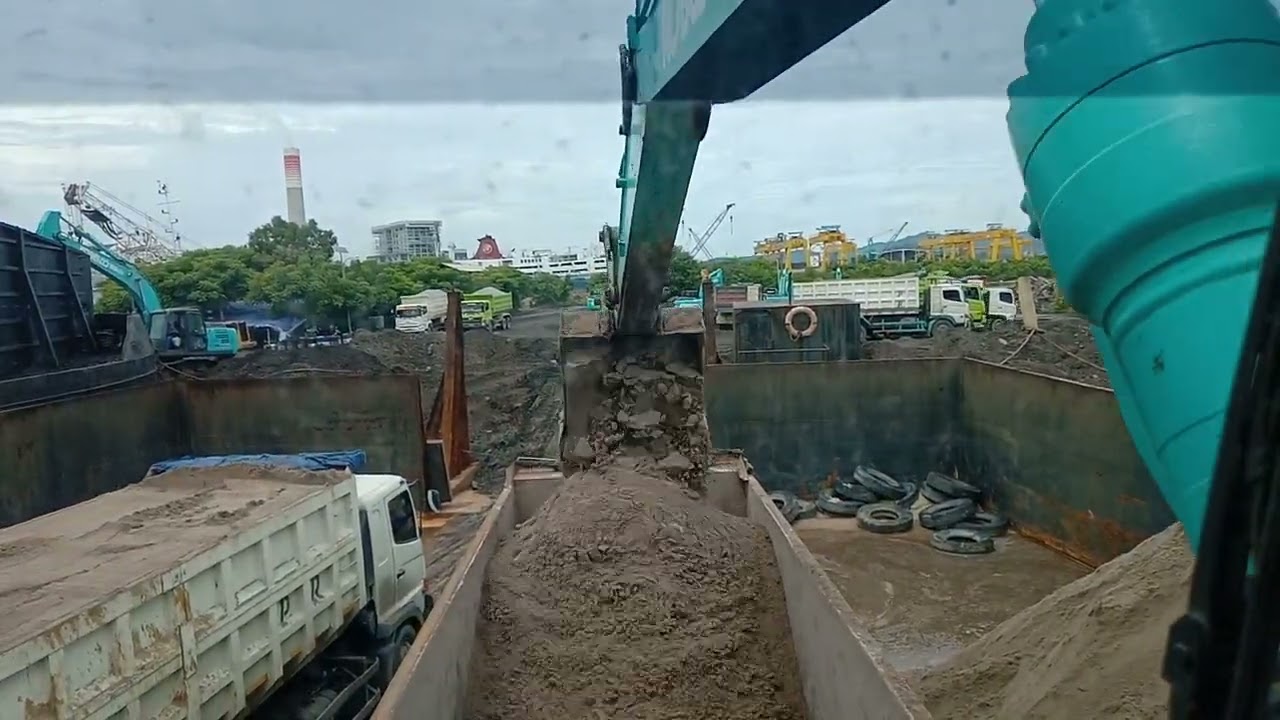 excavator loding pasir di kapal tongkang...